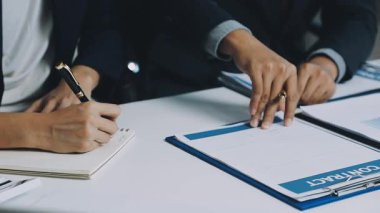 İş adamları ofiste mali sözleşme tartışıyorlar