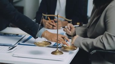 İş adamları ofiste bir belgeyi tartışıyor.