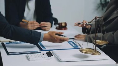 Ofiste birlikte çalışan iş adamları, iş sözleşmesi.