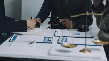 Avukat ve avukat ofis odasında kontrat üzerinde çalışıyorlar..