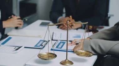 Avukat ve müvekkil bir ofiste evraklarla çalışıyorlar. Hukuk kavramı