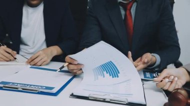 İşadamları ofisinde toplanıyor..