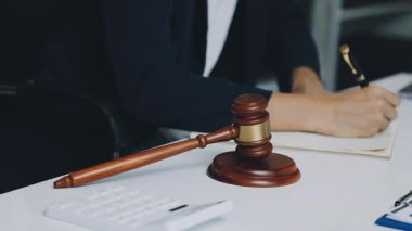 Kapat. Ofisteki ofis masasında çalışan bir işadamı..