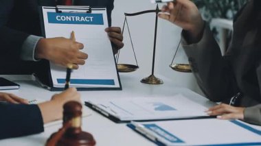 el sıkışan iş kadını