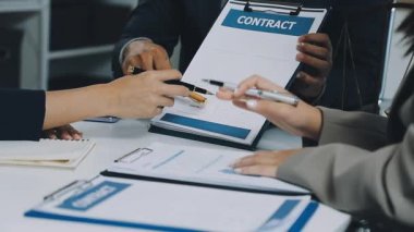 Ofiste çalışan iş adamları