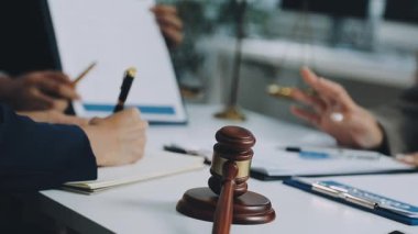 İş yerinde tokmak ve kağıtlarla çalışan işadamı ya da hakim.