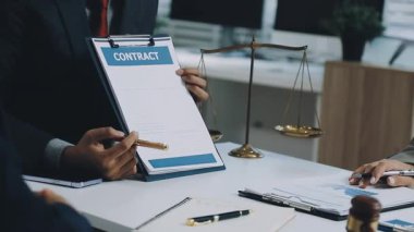 İş adamları ve kadınlar sözleşmeyi tartışıyorlar..