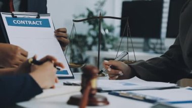 İş adamları sözleşmeyle el sıkışıyor