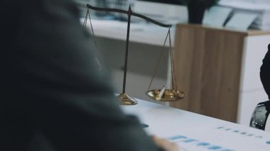 Yakın plan, iş adamının modern ofisteki iş arkadaşına kontrat verirken çekilmiş.