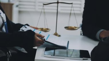 Avukat ve yargıç mahkeme binasında dizüstü bilgisayarla çalışıyorlar..