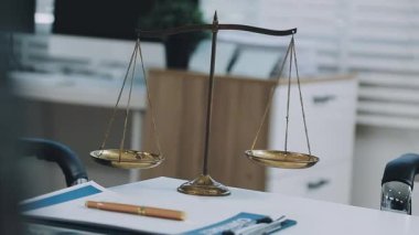 Adalet kavramı. Hukuk ve adalet tokmağı.