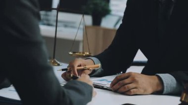 Ofiste belgelerle çalışan işadamları