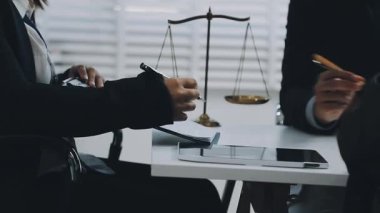 Kapat. Takım elbiseli bir işadamı kalemle.