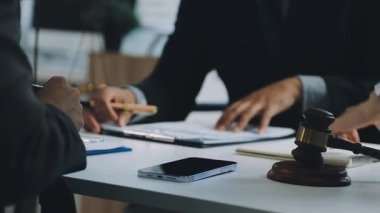 Ofiste bir belgeyle çalışan işadamı, ofiste çalışan bir avukata yakın çekim.