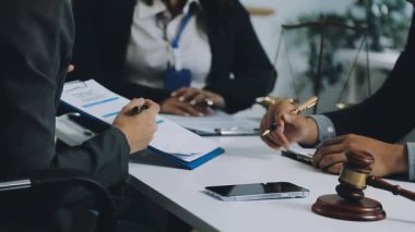 Ofiste çalışan avukat ve müvekkil.