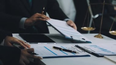 Ekonomik belgeleri olan işadamı