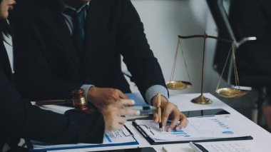 İş adamları birlikte çalışıyor.