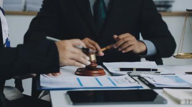 Belge üzerinde çalışan işadamı