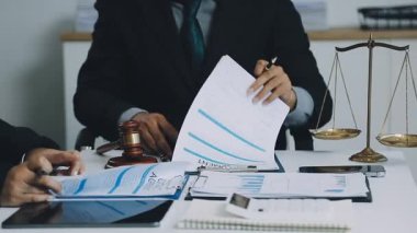 Avukat, yargıç ya da evrak ve kalemle büroda duran tokmak..