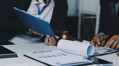 Ofiste çalışan iş ekibini kapatın.