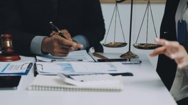 Avukat ya da avukat ya da avukat ya da hukuki danışman ya da hukuki danışman ve müvekkil. Hukuk hukuku ve hukuk kavramı.