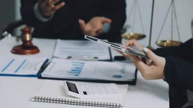 İş yerinde elinde kalem ve hesap makinesi tutan iş kadınına yakın çekim.