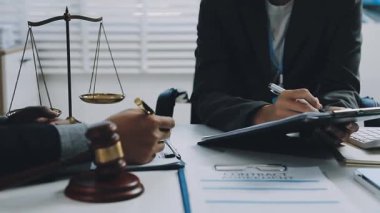 Ofiste çalışan iş adamları.