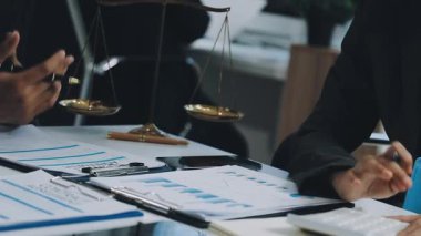 bir grup iş adamı çalışma masasında toplanıyor.