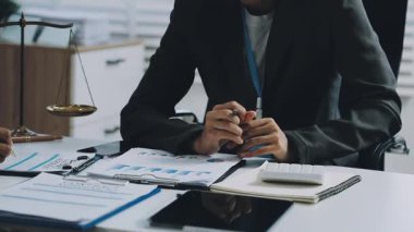 Ofiste çalışan belgeye sahip iş kadını