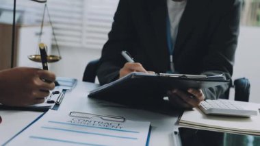 İş adamları iş yerlerinde mali tabloları tartışıyor.