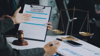 Takım elbiseli iş adamı sözleşmesi