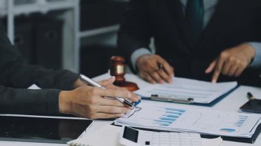 İş adamı ve mali danışman proje üzerinde çalışıyor.