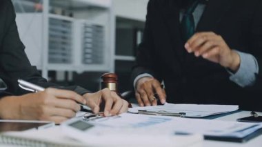 Ekonomik grafik ve grafikli iş ekibi toplantısı konsepti.