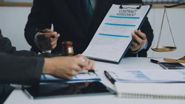 Belge ile çalışan iş adamı avukat