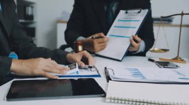 İşadamı ofiste belgelerle çalışıyor.