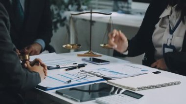 Bir grup iş arkadaşı ofiste mali raporları tartışıyor.