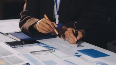 Ofisteki genç iş kadını