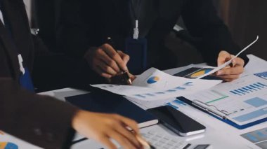 Ofis, iş ve finans konularında belgelerle çalışan iş adamları