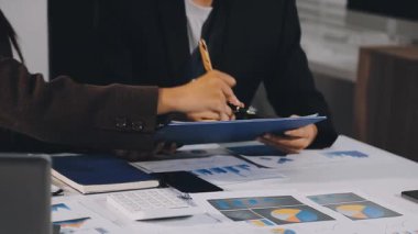 İşadamı ofiste dizüstü bilgisayarla çalışıyor.