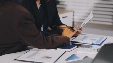 genç iş kadını bilgisayar ile çalışma