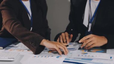 İş adamları ofiste toplanıyor.