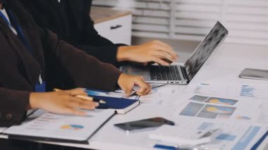 Genç adam ofiste çalışıyor.