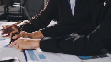 Ofiste mali raporlar üzerinde çalışan iş ekibi dizüstü bilgisayarlı ve mali belgeli..