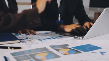 Kapalı - Ofisteki bilgisayarın başında çalışan iş kadını