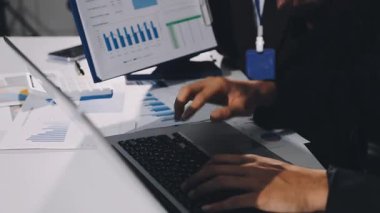 Kapat. İş adamı masa başında çalışıyor.