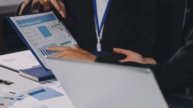 Bilgisayarlı ve belgeli bir masada çalışan bir iş adamının el resmi.