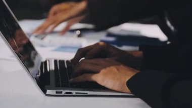 Bilgisayar klavyesinde yazan iş adamı