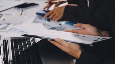 modern ofis dizüstü bilgisayar ile işadamı