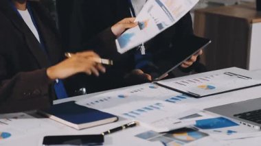 Bilgisayarda finansal verileri analiz eden genç adam