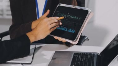 İşadamı ofiste çalışmak için dijital tablet kullanıyor